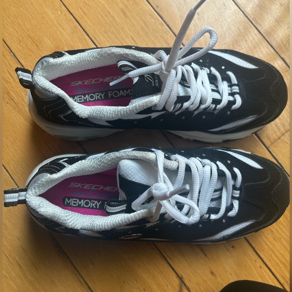 SKECHERS DELITES SIZE 7. GREAT CONDITION WORN ONCE OR Twice. No box - Picture 2 of 4